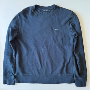 J.Lindeberg Blå Tröja - J.Lindeberg Blå Tröja, har använts ett fåtal gånger och har inga spår av skador eller större användning.