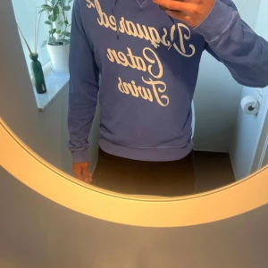 Dsquared2 hoodie  - Säljer en blå hoodie från Dsquared2 i storlek M,(Men sitter som en S) stil ren tröja i ny skick. Inga tecken på slitage. Modellen är ungefär 182cm. Pris kan diskuteras vid snabb affär!:)