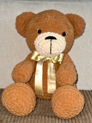 Handgjord nalle - En handgjord, mjuk nalle virkad med omsorg 🧸 Perfekt som present eller mysig vän för både stora och små. Kan packas fint 🤍  Kika gärna Instagram @by_maryena för mer utbud, egna önskemål välkomnas också ✨