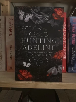 Bok - Hunting Adeline (2:a boken). Helt ny, oöppnad och i perfekt oberört skick. boken är på engelska. 