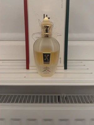 Xerjof naxos - Säljer en väldigt god xerjoff naxos. Ca 60% kvar i hela flaskan och en väldigt god parfym till dessa kyliga dagar. Noter av lavender, honung och karamell😩🍯. Pris kan diskuteras vid snabb affär, köpt från parfym .se