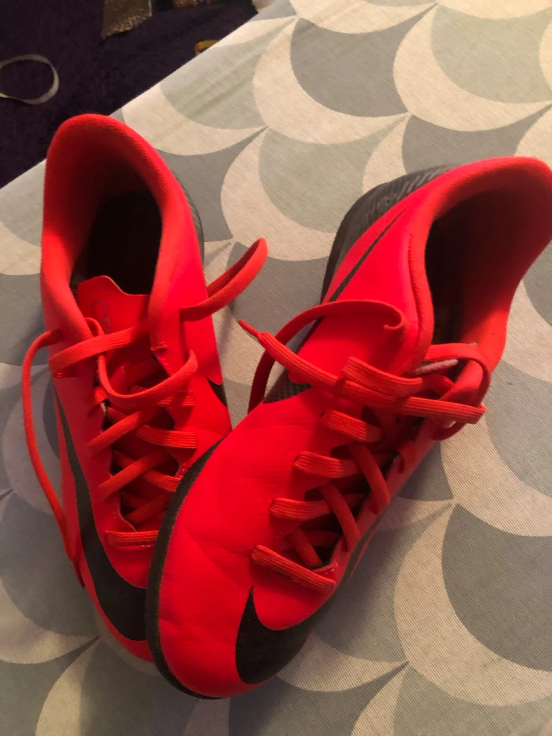 Röda Nike fotbollsskor med snörning - 1