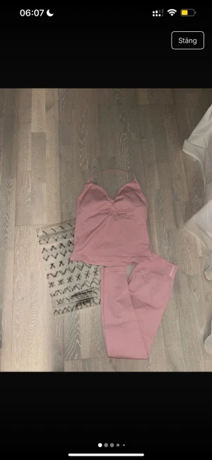 Dfyne set rosa i storlek M - båda delarna är storlek M, från Dfyne, byxorna är Impact!!🥰🥰🫰🏼