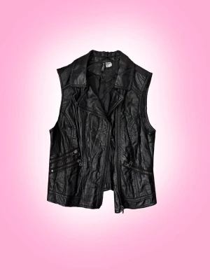 Svart Skinnväst - Cool svart skinnväst från H&M. Den är använd men inte jätte stor defekt. Lite av skinnet har gått av vid nacken, men inget man tänker på. Den går ner till midjan och passar alla kön bra💕   Övrig information: -fraktar torsdagar, fredagar och lördagar -jag står inte för fraktens slarv -priset går alltid att diskuteras via dm -skriv privat för övriga frågor eller om du vill ha fler bilder, svarar snabbt