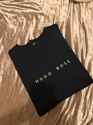 Tröja från hugo boss - Hugo boss tröja, storlek L! Aldrig använd. Hör av er om ni har några frågor🤗