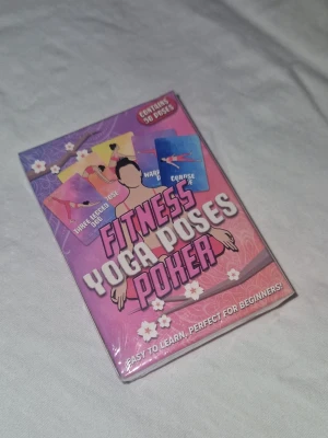 Rosa fitness yoga poses kortlek - Säljer en färgglad kortlek med 50 olika yoga-poser, perfekt för dig som vill lära dig yoga på ett kul sätt. Kortleken har snygg rosa och lila design med illustrationer av olika positioner och namn på både engelska och sanskrit. Helt nytt!