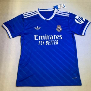 Real Madrid Matchtröja - Real Madrid med Kylian Mbappe nummer 10! Tröjan är från säsongen 25/26 och är i nyskick!