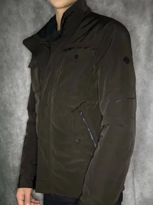 J.lindberg vinterjacka -  fint skick dock en knapp borta | Size M  | fraktar spårbart inom 24 timmar |  för att köpa klicka ” köp nu” | vid frågor skriv ett meddelande |