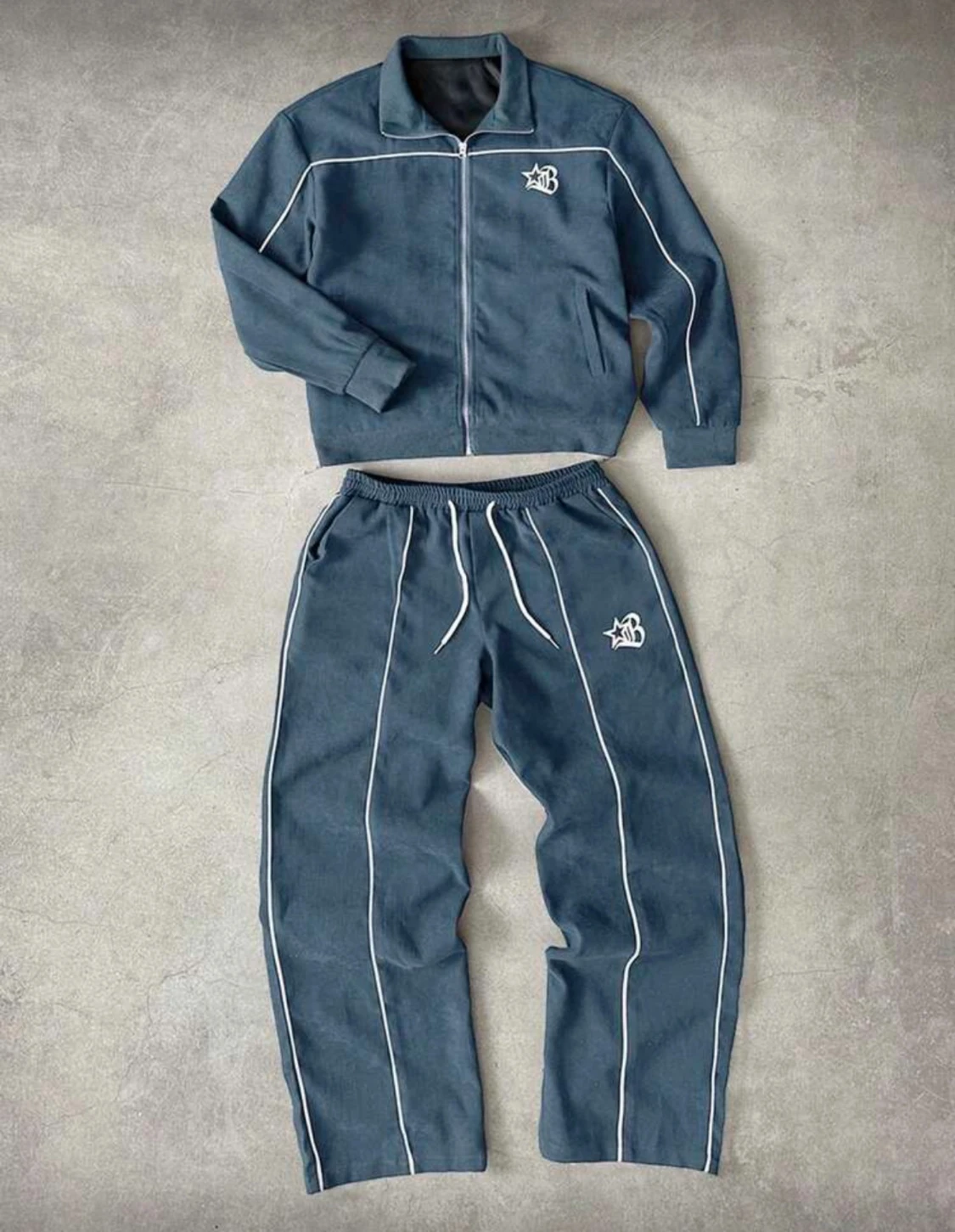 Blå väst med vit piping och dragkedja