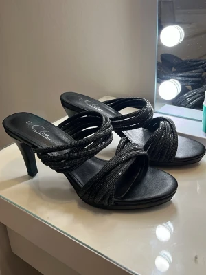 Svarta glittriga klackskor - Säljer svarta glittriga klackar som är använd en gång. Säljer för jag råkade köpa för stora❤️
