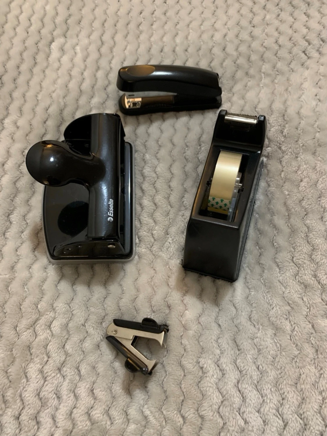 Hålslag, tejprulle, häftapparat och häftborttagare