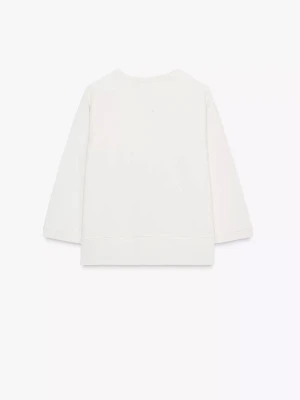 Vit sweatshirt med trekvartsärm - En stilren vit sweatshirt med rund halsringning och trekvartsärmar. Tröjan har en rak passform och är tillverkad i mjukt material som känns skönt mot huden. Perfekt för en avslappnad look och enkel att matcha med olika outfits. Enbart upppackad och testad 1 gång, annars helt oanvänd