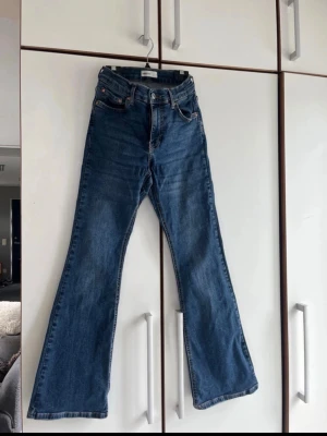 Blå bootcut jeans från Perfect Jeans - Säljer ett par klassiska blå bootcut jeans från Gina i storlek 36. Materialet är jeans med en skön känsla och passformen är riktigt nice för dig som gillar utsvängda ben.