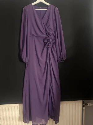 Lika klänning  - Säljes pga fel storlek, passar till bal,förlovning, bröllop mm.