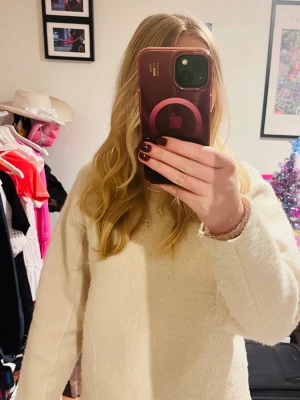 Beige stickad tröja - beige stickad tröja med lång ärm och rund hals. Tröjan har en lite lös passform och är perfekt för kyligare dagar. Den har en enkel design utan synliga detaljer och är lätt att matcha med olika outfits. Storlek S men passar som M också. Köptes i spanien på deras Zara!!