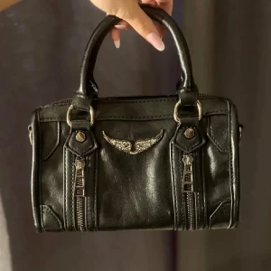 handväska zadig - svart handväska zadig. Super bra skick och bara använd fåtal gånger. köpt av en annan här på plick för 1500kr. lånade bilder från hon jag köpte av. postar så snabbt jag kan!