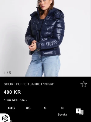 Mörkblå pufferjacka  - Säljer min Puffer jacket från lager 157. Den är använd men vill få bort på den. Skriv gärna till mig om du är intresserad av att köpa. 💗💗(Köpt för 400kr)