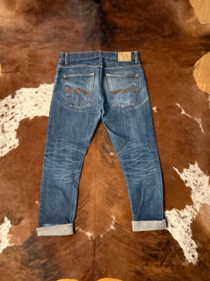 Selvage Nudie GrimTim - Tjena! Säljer dessa riktigt snygga Nudie GrimTim, byxorna är i fint skick men det finns lagningar, W34/L34, hör av dig vid funderingar!🙌