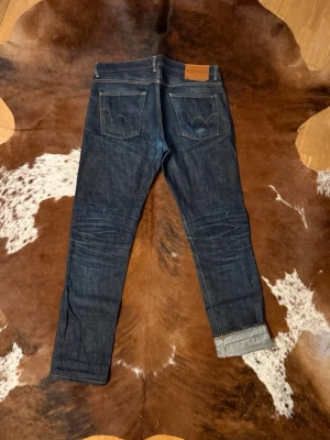 Selvage Edwin - Tjena! Säljer dessa sjukt feta selvage Edwin jeans, byxorna är i storlek W33/L34 men är otvättade så passar lite större just nu, fint skick men finns lite små skavanker, hör av dig vid funderingar!🙌