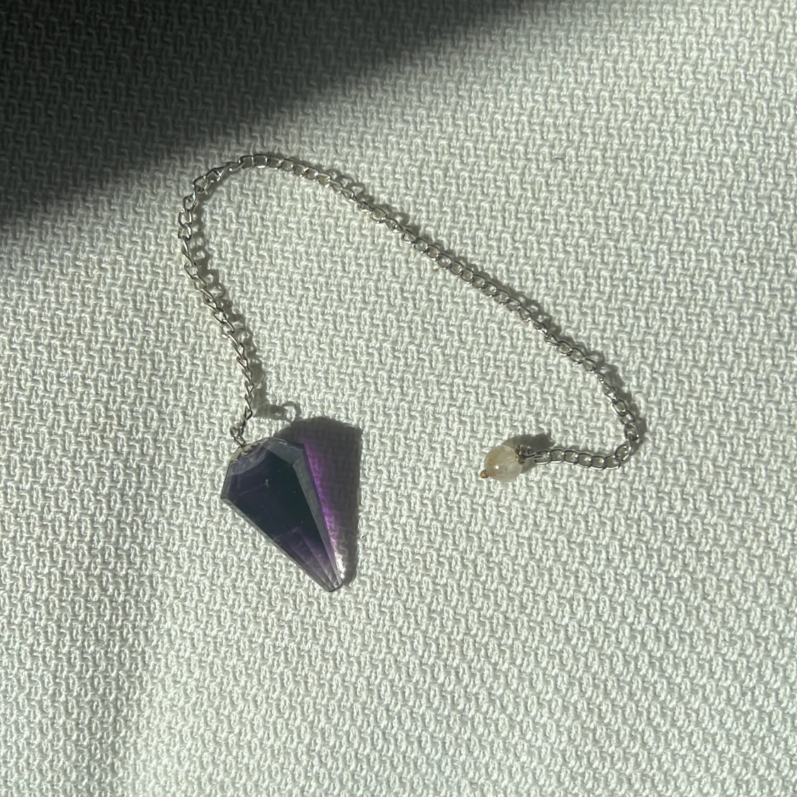 Kristall pendel med en metallkedja