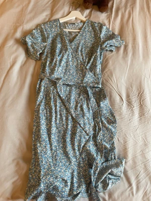 Blå klänning - Från only, fint skick, har knytning