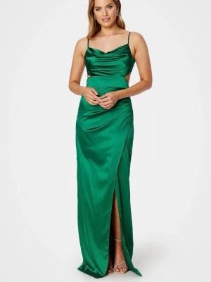 Grön långklänning i satin med slits - Snygg grön långklänning i glansigt satinmaterial med smala axelband, öppen rygg med knyt och en hög slits framtill. Klänningen har draperad urringning och figurnära passform som ger en elegant siluett. Perfekt för speciella tillfällen! Använd endast en gång. Finns i Örebro men kan fraktas mot betalning😃