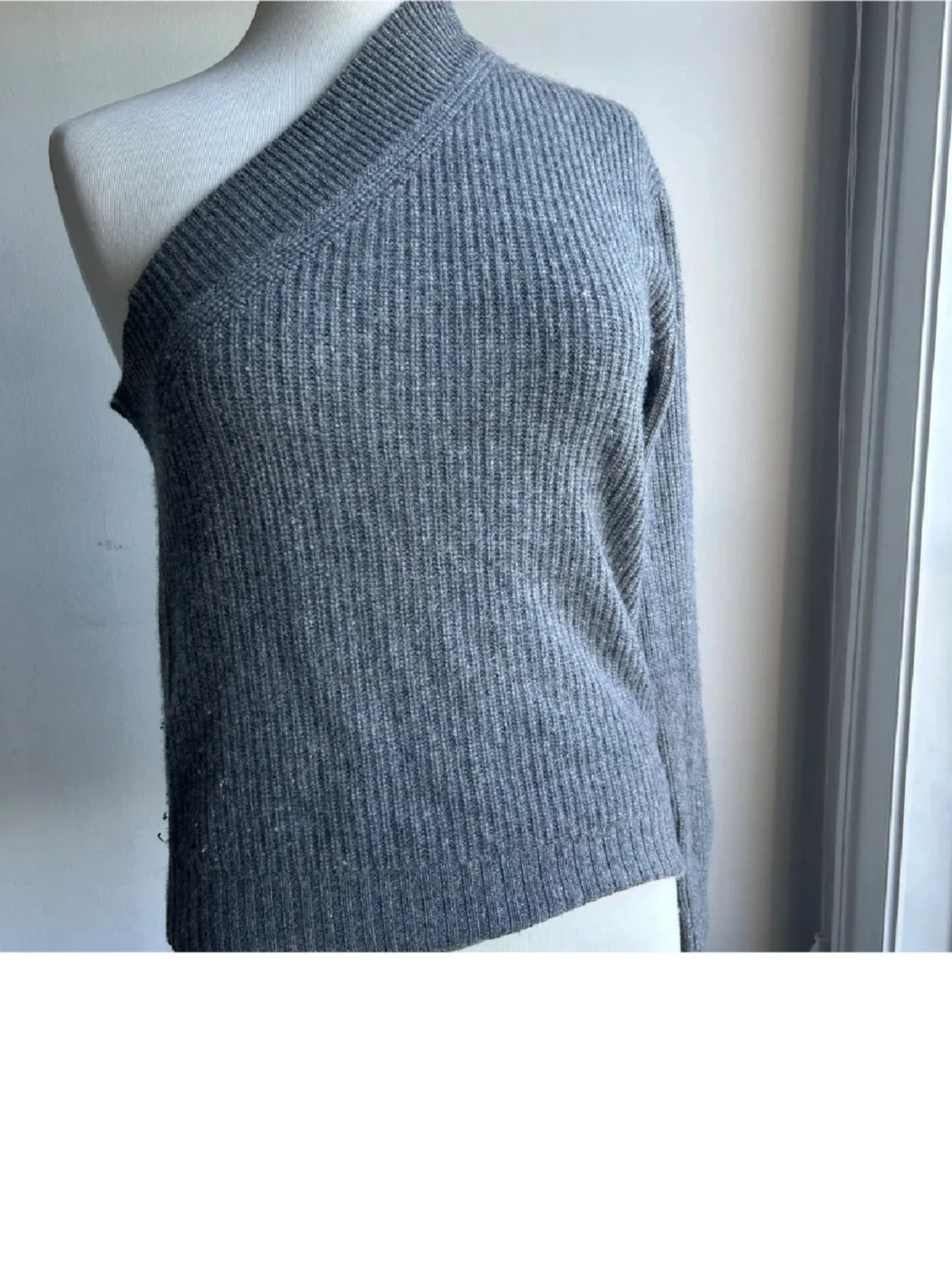 Grå stickad oneshoulder tröja Soft Goat