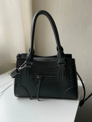 Ginatricot väska - Jättefin väska från ginatricot. Endast använd fåtal gånger, i jättebra skick! Den långa femman går att ta loss. Skriv vid fler frågor!💗