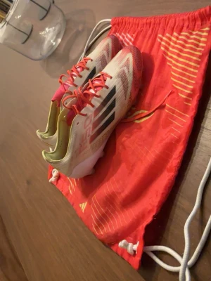Adidas F50 elite - Säljer ett par adidas F50 elite nypris är 2799 anledningen är för små dom är använda ish 3 veckors tid bra skicka allt kommer med påse 