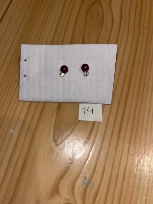 Korvakorut - Liilat pallo korvakorut. Toisesta tippunut alapuolelta valkoinen timantti. Puhdistettu ja desinfioitu käytön jälkeen. Eläintalous MMM, lisätietoja saa kysymällä Katsothan myös muut ilmoitukseni Tarjoa 