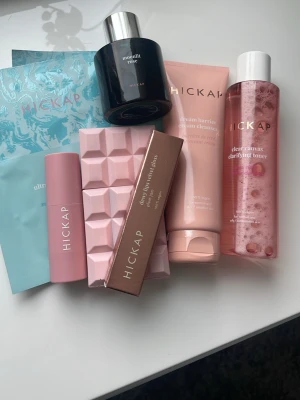 Hickap - Säljer lite oanvända skönhetsprodukter. Alla Hickap produkter har jag fått i min julkalender och kommer inte till användning(aldrig använda). Parfymen är Sabrina carpenders sweet tooth och den är använd 4 gånger så inprincip full. 500 för allt men skriv om ni är intresserade av något speciellt!🫶🏻