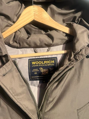 Jacka från Woolrich -  Woolrich jacka i mörkgrön färg och är väldigt trendig just nu och är köpt i deras butik i London och säljs för endast 399 och är i storleken M