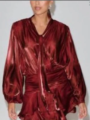 Klänning - Säljer denna klänning då jag är osäker och inte vill ha den men har redan tagit bort lappen och slängt kvitto. Den är bara testad. 