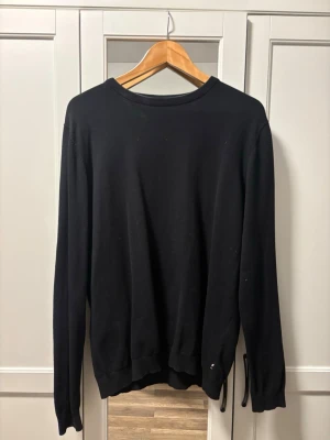 Svart stickad tröja Jack & Jones  - En stilren svart stickad tröja från Jack & Jones i storlek XL. Använd fåtal gånger, används ej därav till salu! Pm vid fler frågor! 