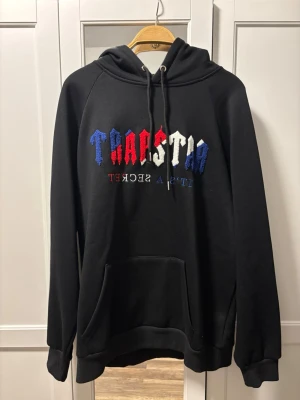 Trapstar Hoodie - Svart Trapstar Hoodie, ENDAST TESTAD!!! Används ej därav till salu! Pm vid fler frågor!