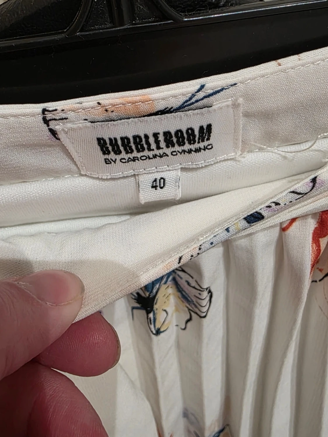 Vit plisserad kjol med fjärilar från Carolina gynning  - 2