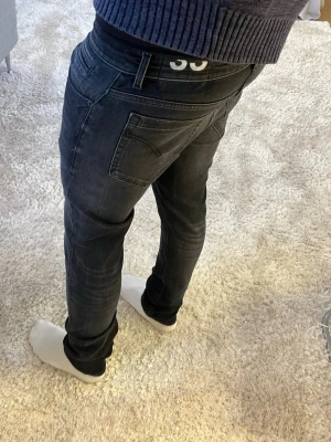 Dondup George Jeans - Dondup Jeans | skick 9/10 | Storlek 32 | Pris - 790kr | Modellen är ca 179cm lång | Hör av dig vid minsta fråga eller fundering!!