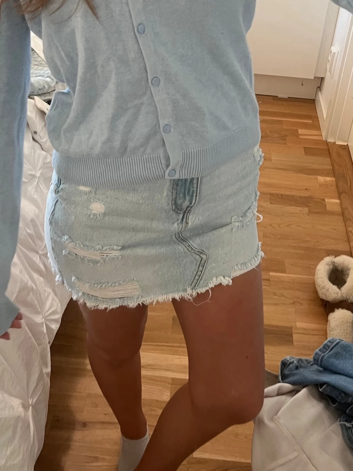 Ljusblå jeanskjol med slitningar - 2