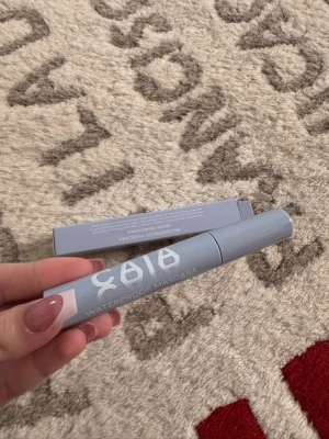 CAIA Waterproof Mascara - Snygg mascara från CAIA i en ljusblå tub med vit text. Waterproof-formula som håller fransarna snygga hela dagen. Kommer i en matchande ljusblå kartong. Perfekt för dig som vill ha definierade och fylliga fransar utan att oroa dig för sminket.