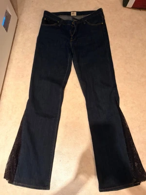 Lace bootcut - Självsydd sydde för första gången så de är inte perfekt man tror, byxorna är från LEE å storleken får du kolla mått. Men S-M iallafall. Low waist. 