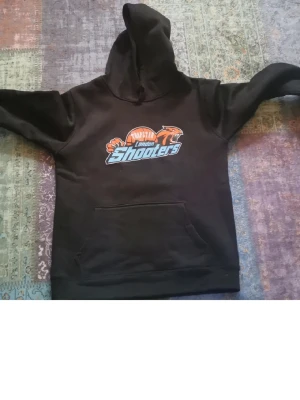 Trapstar london shooters blue and orange  -  Trapstar märke, har använt den men inte så mycket för jag känner mig nog för den och den är för liten för mig så jag tänkte sälja den och den har jätte bra stick och är som den är, det finns inga hål  eller problem i hoodien