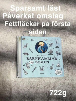 Den Silvriga Barnkammarboken: Sång - En färgglad och inspirerande sångbok fylld med klassiska barnvisor och illustrationer. Perfekt för dig som vill sjunga och spela tillsammans med vänner eller familj. Boken har ett påverkat omslag och fettfläckar på första sidan, men är sparsamt läst.🌸 Påverkat omslag. Fettfläckar på två sidor ( första sidorna ) saknar cd-skiva. sparsamt läst