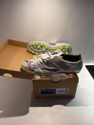 Mizuno Alpha Elite 2 AG - Säljer ett par Mizuno Alpha Elite 2 AG fotbollsskor i storlek 43. Helt nya i box