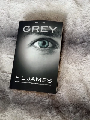 Grey - Upptäck en ny sida av den populära berättelsen! 'Grey' ger dig Christian Greys perspektiv på de händelser som fascinerat miljontals läsare. Perfekt för dig som gillar romantik och intensiva känslor.🌸 Fint använt skick. Hel 
