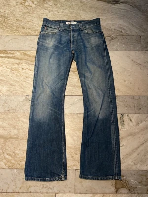 Levis 512 bootcut  - Vintage Levis 512 med skön bootcut! St 32/34! Super populära just nu och svåra att få tag på! Hör av dig vid ytterligare frågor! Mvh Henry
