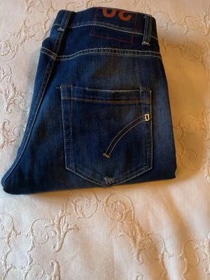 Mörkblåa Dondup Mius jeans - Säljer ett par mörkblåa Dondup Mius jeans i mycket bra skick 