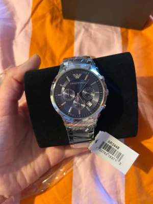 Emporia armani klocka för herr - Emporio Armani herrklocka i silverfärg, modell AR2448. Varan är helt oanvänd med originalförpackning. Priset kan diskuteras. 