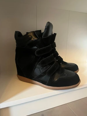 Isabel marant liknande  - Säljer mina Isabel marant liknande skor i storlek 40 då dem inte passade, andvända 1 gång🤍🤍 reser bort den 27 dec och kommer tbx en vecka efter så innan eller efter det kan jag frakta🤍