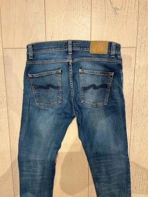 Nudie jeans  - 9/10 | Obs! Storleksetiketter och andra etiketter inuti jeansen finns inte längre kvar, men de passar 29/32 (i slim fit)