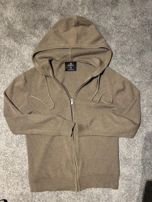 Beige zip-hoddie från springfield - Säljer nu en riktig snygg zip-hoddie från springfield✅ -storlek xs -jättefint skick🙌🏼 -passar dig runt 160-172